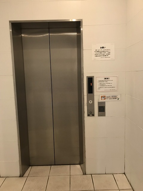 エレベーターでおあがりください。